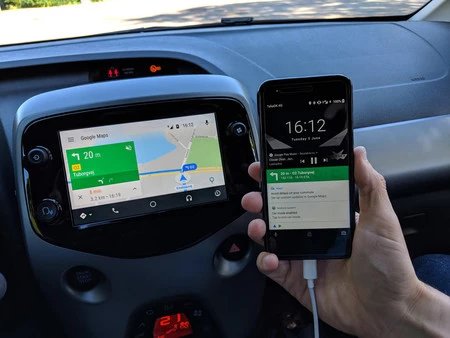 Android Auto の「投影」モードには携帯電話が必要です
