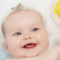 Mi bebé tiene miedo al momento del baño: qué hacer para convertirlo en un momento placentero 