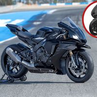 Es oficial: Yamaha ya tiene sustituta de la R1, es eléctrica y viene con la carga de los coches eléctricos más top  