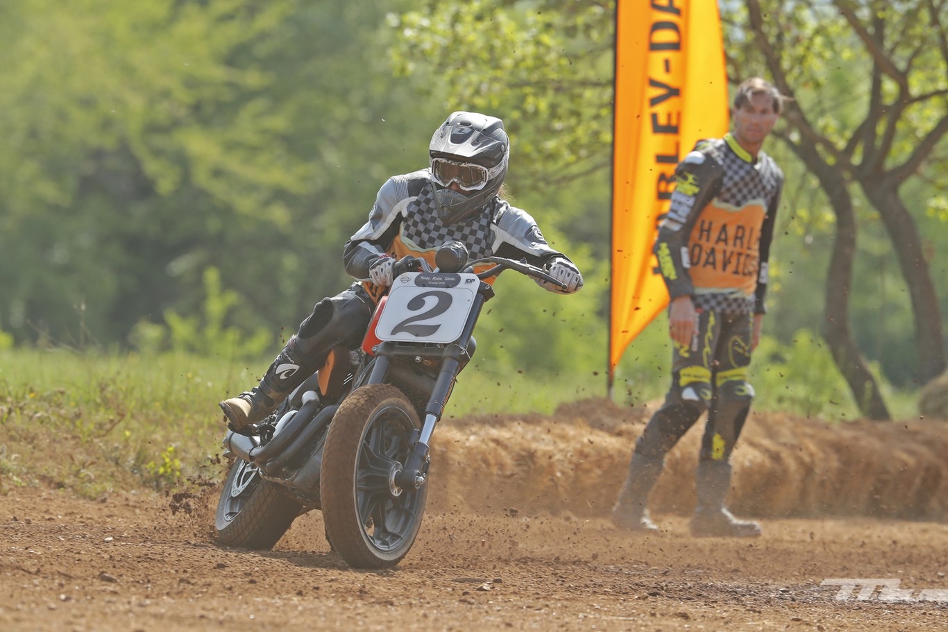 Hemos corrido una carrera de Dirt Track con Harley-Davidson y ha sido una experiencia épica