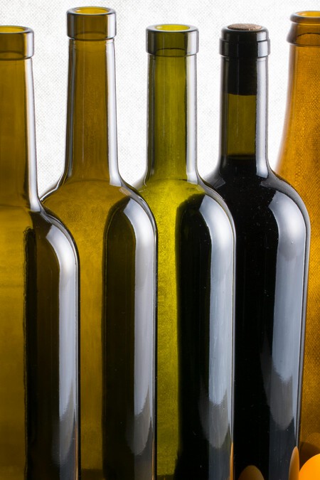 Cómo botar el plástico de seguridad de las botellas de vino para decorar