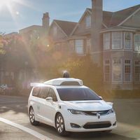 Humanos contra coche autónomo: un vehículo Waymo intenta incorporarse a una autopista y acaba desistiendo