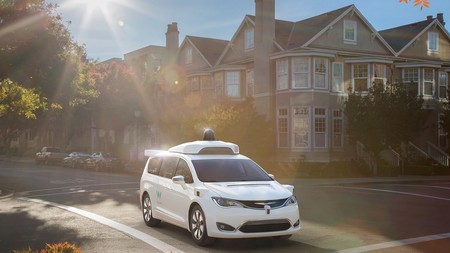 Humanos contra coche autónomo: un vehículo Waymo intenta incorporarse a una autopista y acaba desistiendo