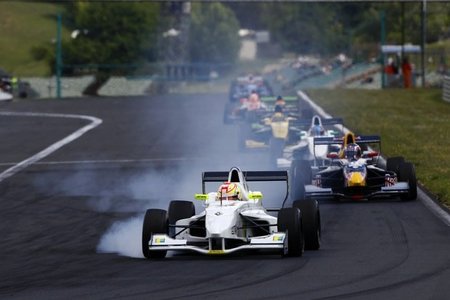 Eurocup Formula Renault 2.0: Robin Frijns se hace con el liderato tras el cero de Carlos Sainz Jr.