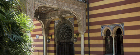 Detalle Del Palacio De Orleans Actual Ayuntamiento