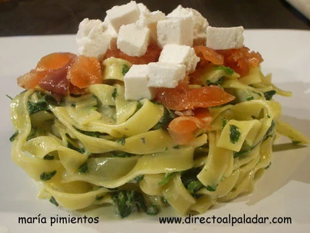 Receta de tallarines con salmón, espinacas y salsa de queso azul