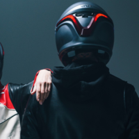 Así funciona el casco inteligente con luces que conecta a los motoristas con la DGT en caso de accidente. Y su precio