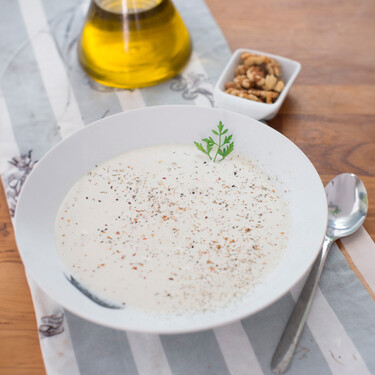 Parece una vichisua, pero es una sopa fría mucho más refrescante: la cena rápida y saludable perfecta para las noches de calor 