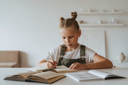 Nueve consejos para organizar en casa una zona de estudio sin distracciones para tu hijo
