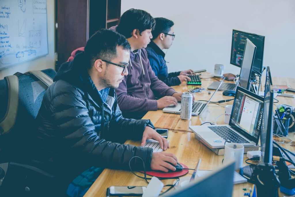 La gran crisis del empleo por culpa de la IA se hace esperar: los empleos españoles más expuestos crecen por encima de la media
