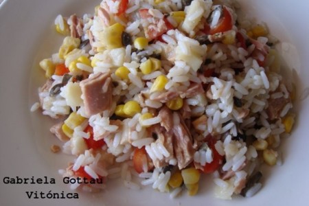 Ensalada de arroz, atún y vegetales. Receta saludable