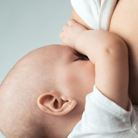 El sencillo 'truco del calcetín' para extraer más leche materna después de amamantar: una gran ayuda en la lactancia