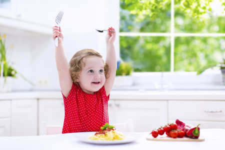 Alimentación a partir de los 12 meses: comiendo como los mayores