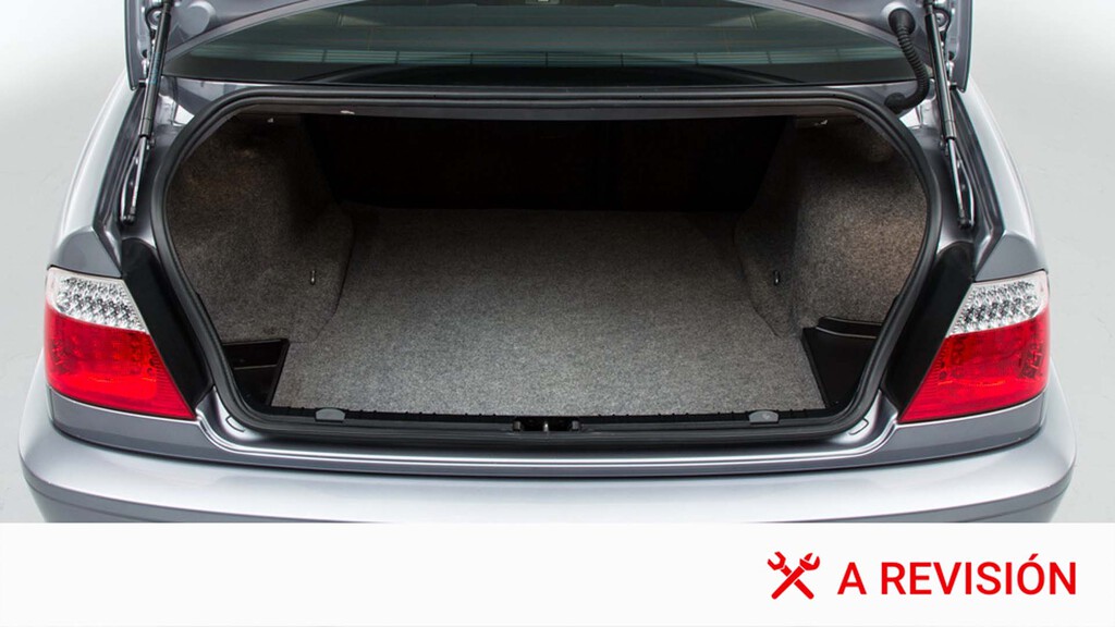 El maletero de mi coche parecía una cueva: las luces de fábrica iluminaban poquísimo. Lo he solucionado con bombillas LED 