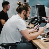 Cuesta 40 euros, te asegura más 7.000 horas de uso y supera las 4.500 valoraciones en Amazon: Este es el mejor complemento si trabajas sentado