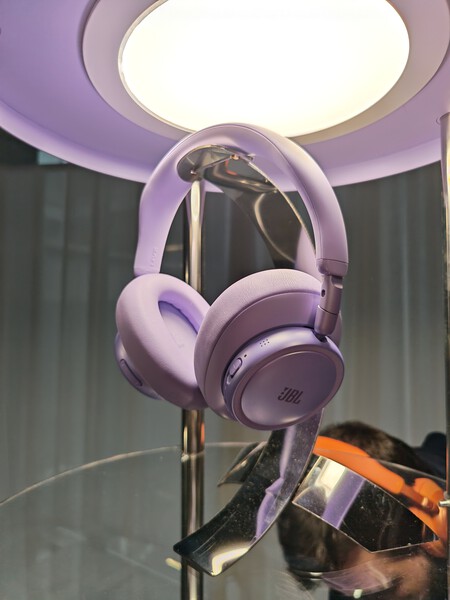 JBL Live 780NC en color lila | Imagen: Xataka
