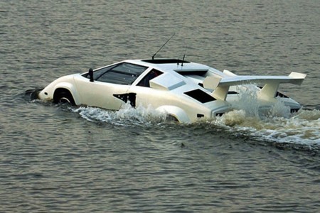 Este Lamborghini Countach anfibio es único, y pariente de algunos coches de Top Gear