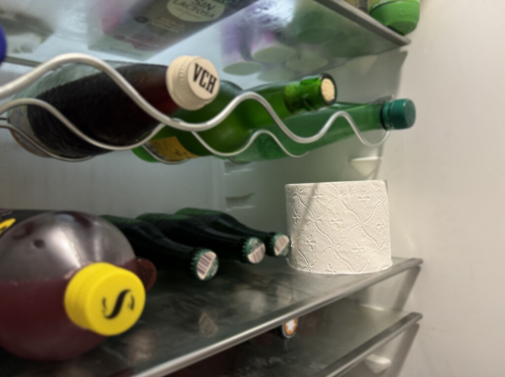 El papel higiénico tiene una propiedad perfecta para salvarnos de malos olores en el frigorífico: así puedes usarlo