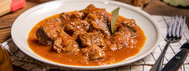 Carne con tomate, receta tradicional andaluza tan sencilla como deliciosa (con vídeo incluido)