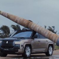 BYD le ha dejado caer una palmera encima a una de sus SUV para comprobar su resistencia. Ha sobrevivido