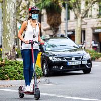 Demasiados usuarios de patinetes eléctricos y bicicletas se saltan las normas: la movilidad urbana nos podría costar 5.500 muertos