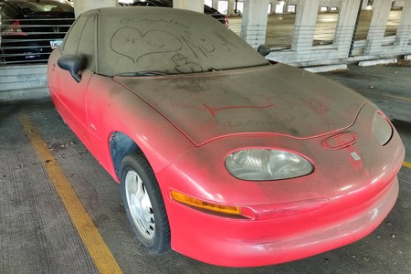 ¡Aparición estelar! Encuentran un GM EV1, el primer coche eléctrico fabricado en serie de la historia, abandonado en un parking