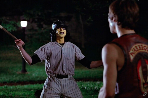 A veces la realidad supera la ficción, y esta distopía sobre guerra de bandas generó auténticos disturbios en su estreno