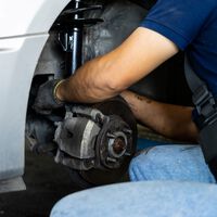 Estas son las tres razones más habituales por las que los coches suspenden en la ITV: neumáticos, frenos y amortiguadores