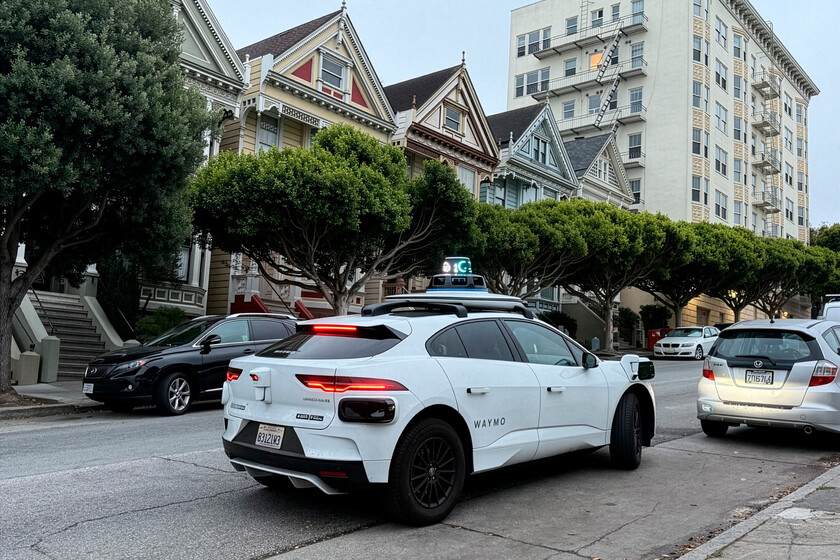 Los robotaxis no necesitaban conductor, pero Waymo ha terminado pagando a repartidores para cerrar puertas entreabiertas