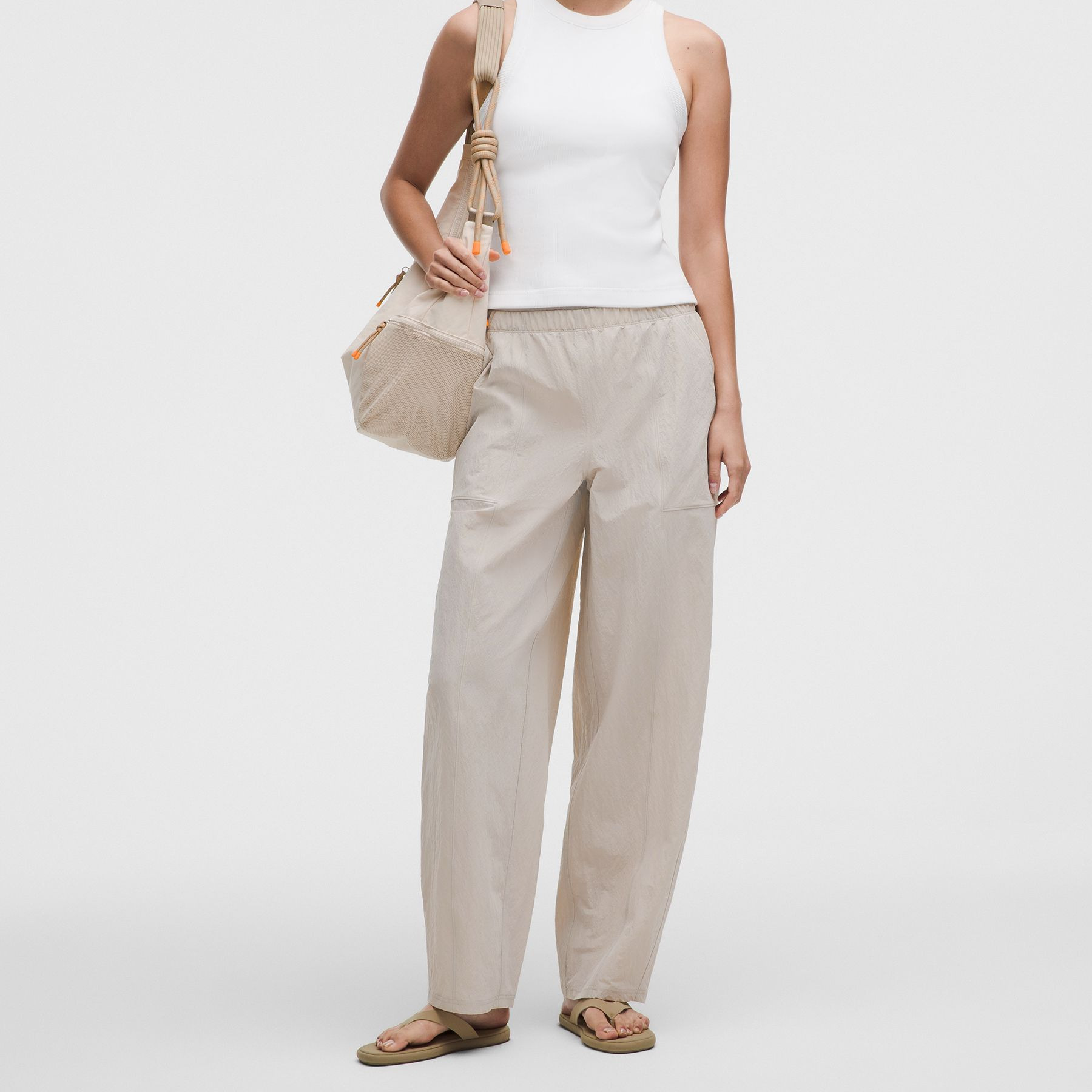 Pantalón barril de talle medio y nailon arrugado