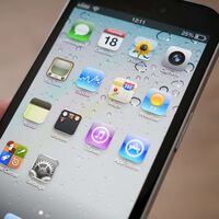 Necesitaba un descanso de iOS 26, así que he subido mi iPhone a un DeLorean para volver a la era de iOS 4 y Steve Jobs