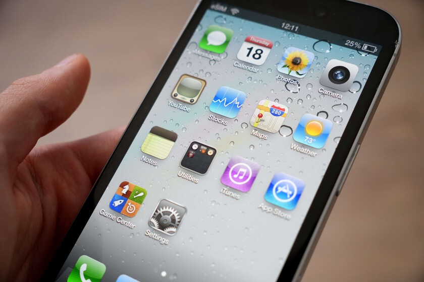 Necesitaba un descanso de iOS 26, así que he subido mi iPhone a un DeLorean para volver a la era de iOS 4 y Steve Jobs