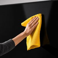 Si vas a limpiar la pantalla de tu tele con filtro antirreflejo, olvida el paño de toda la vida: hay otra forma, y sí funciona 