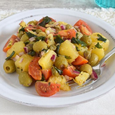 La ensalada italiana de patata que como casi a diario en verano. Es ligera, con pocos ingredientes y no lleva ni huevo ni atún