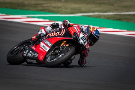 Michael Ruben Rinaldi arrasa en Misano en el día de la gran salvada de Jonathan Rea