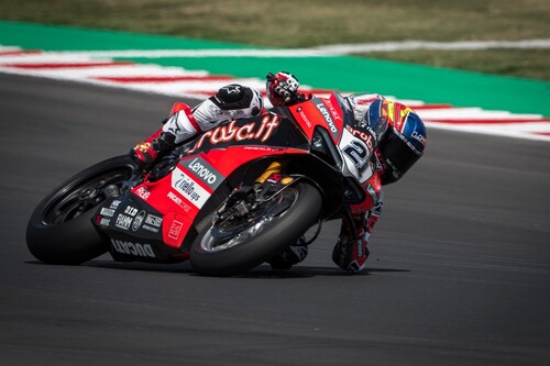 Michael Ruben Rinaldi arrasa en Misano en el día de la gran salvada de Jonathan Rea