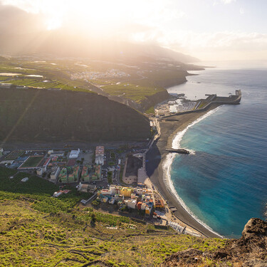 Una playa de arena negra kilométrica, un pueblo cargado de historia: el rincón de La Palma que merece ser descubierto