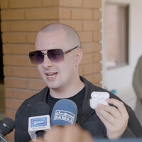 Un youtuber perdió sus AirPods en Dubái y decidió hacer una locura: rastrearlos un año y recuperarlos en Pakistán 