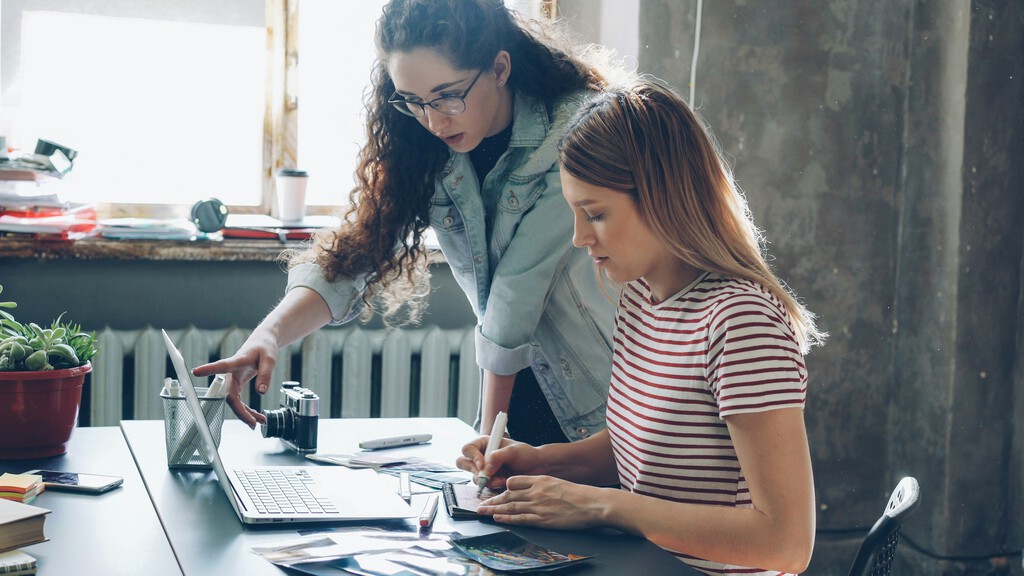 La generación Z estará obligada a vivir en la inestabilidad laboral por la IA: "el crecimiento sin empleo es la nueva normalidad"