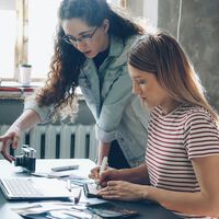 Mientras las empresas presumen de eficiencia por la IA. La generación Z solo ve contratos temporales y puertas cerradas