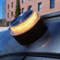 La DGT nos obliga a comprar una baliza V16, pero no dijo que tuviera que ser fea. Estas son las opciones 'premium' que te recomendamos