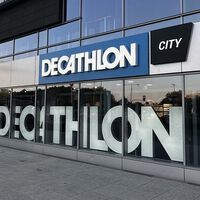 Decathlon rebaja por menos de 20 euros una chaqueta para el otoño resistente a la lluvia y muy cómoda de llevar