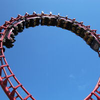 Hay una norma irrompible en las montañas rusas. Nunca pueden hacer círculos perfectos y la ciencia explica la razón
