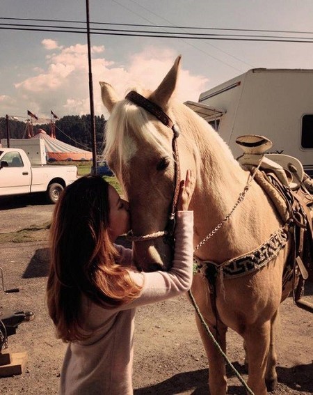 Pues Eva Longoria tiene nuevo amor, ¡y no solo son los caballos!