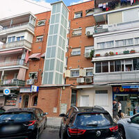 Un viejo edificio de Madrid necesitaba ascensor y no tenía hueco: el juez ha permitido que se coma el patio interior del bloque