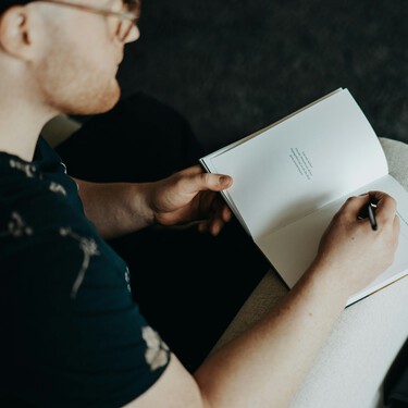 "Te ayuda a enfrentar la vida de forma distinta": así es el método 1-1-1 de journaling que más hombres están adoptando para mejorar su salud mental 