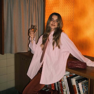 Las nuevas Adidas en morado berenjena le hacen la competencia a las Samba: ideales para combinar con vaqueros oscuros