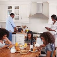 Los adolescentes piensan que sus padres son adictos al teléfono móvil, un mal ejemplo que dificulta las relaciones familiares