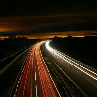 Habla con tu copiloto y no por el manos libres (la ciencia te lo recomienda)