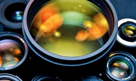 Sony no solo ha patentado el primer sensor curvo: también un objetivo de 35 mm f/1.8 para este captador